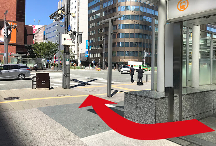 「西日本シティ銀行」前の横断歩道を渡る