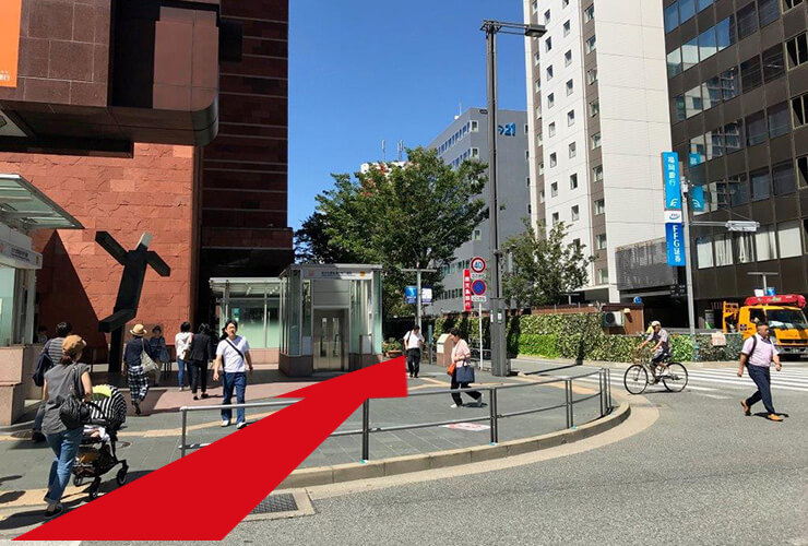 「西日本シティ銀行」右側の歩道へ